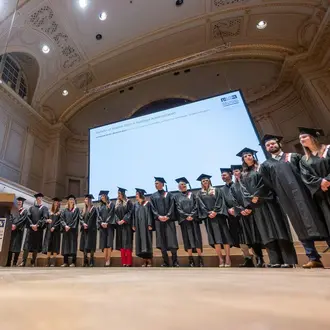 Diplomandinnen und Diplomanden auf der Bühne des Casino Bern bei der Diplomübergabe