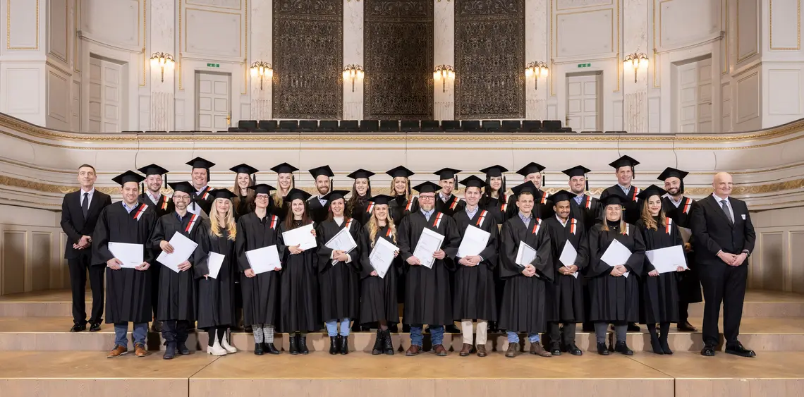 Foto Absolvent/innen Bachelor-Studium 2022