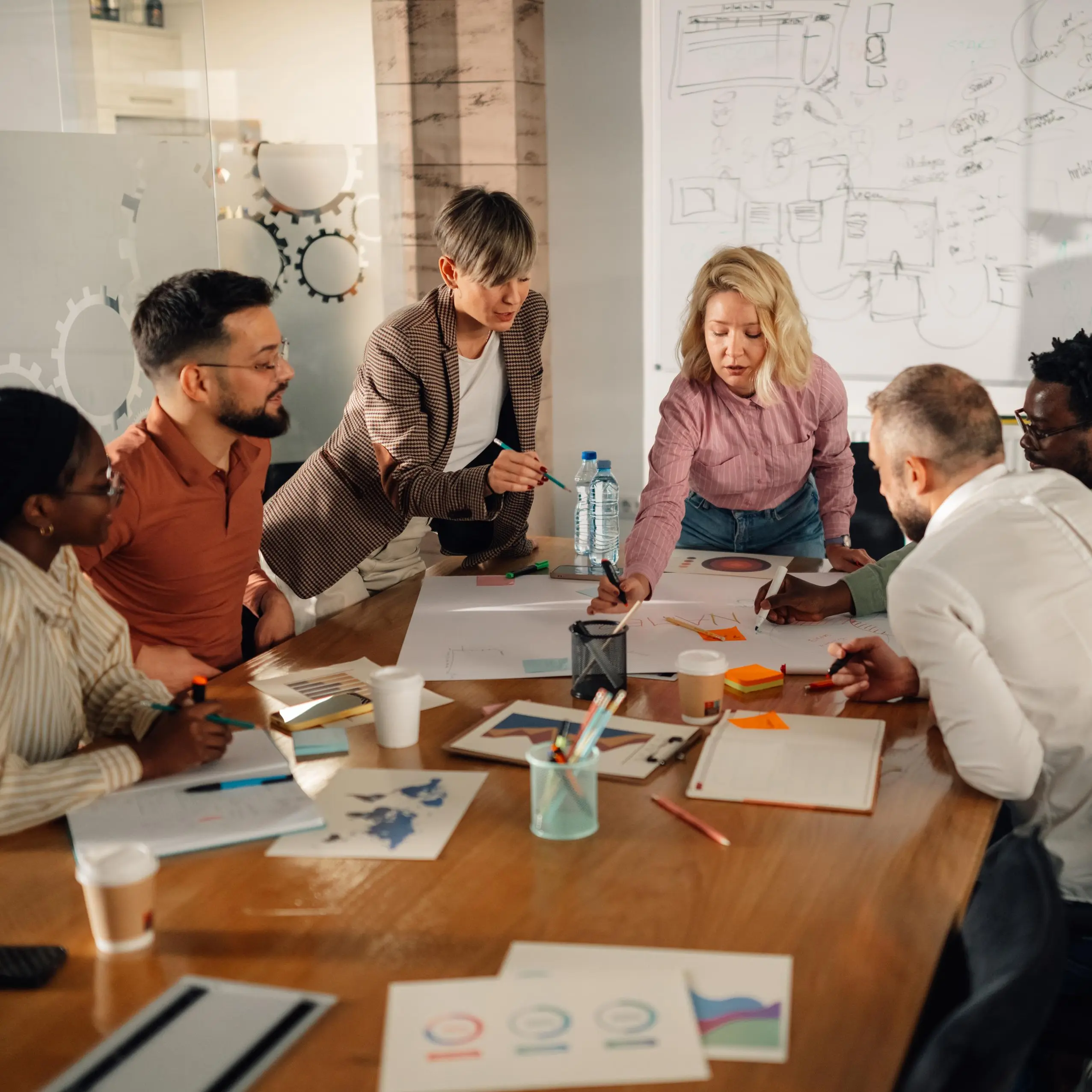 Im CAS Brand Leadership sitzen Studierende um einen Tisch und sprechen über Markenforschung