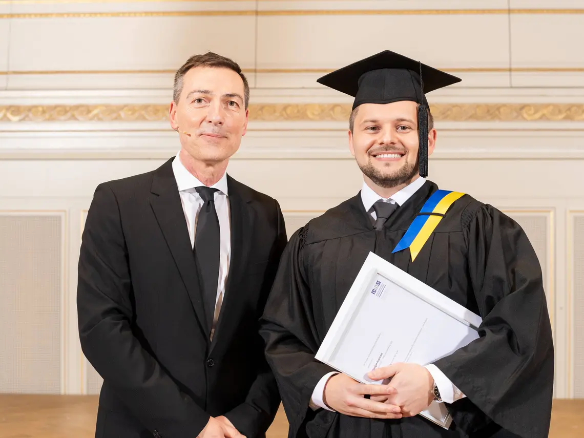 Foto Prämierung durch ODEC für Bestnote Masterarbeit EMBA mit Schwerpunkt General Management