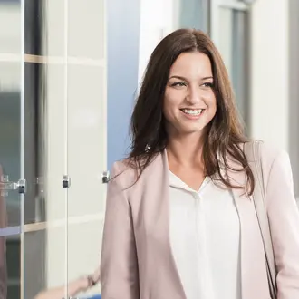 Eine Person freut sich auf das Doktorat in Wirtschaft (Business Administration), auch DBA genannt, an der PHW Bern