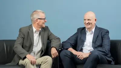 Dr. Frank Sigl und Dr. Frank Liebermann sitzend im Gespräch