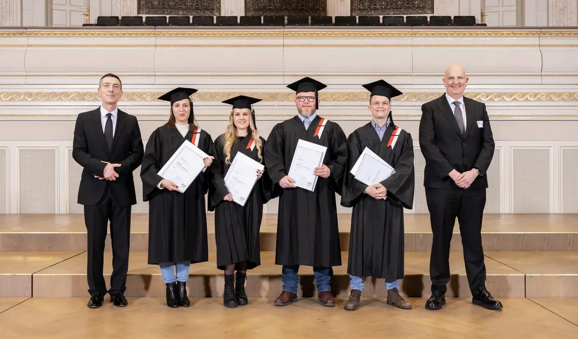 Bestnote Bachelorthesis wurde an vier Bachelor-Alumni vergeben. Foto von Prämierten inkl. Studienleiter und Direktor