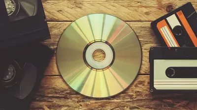 Bild zeigt VHS, eine CD und Kassetten
