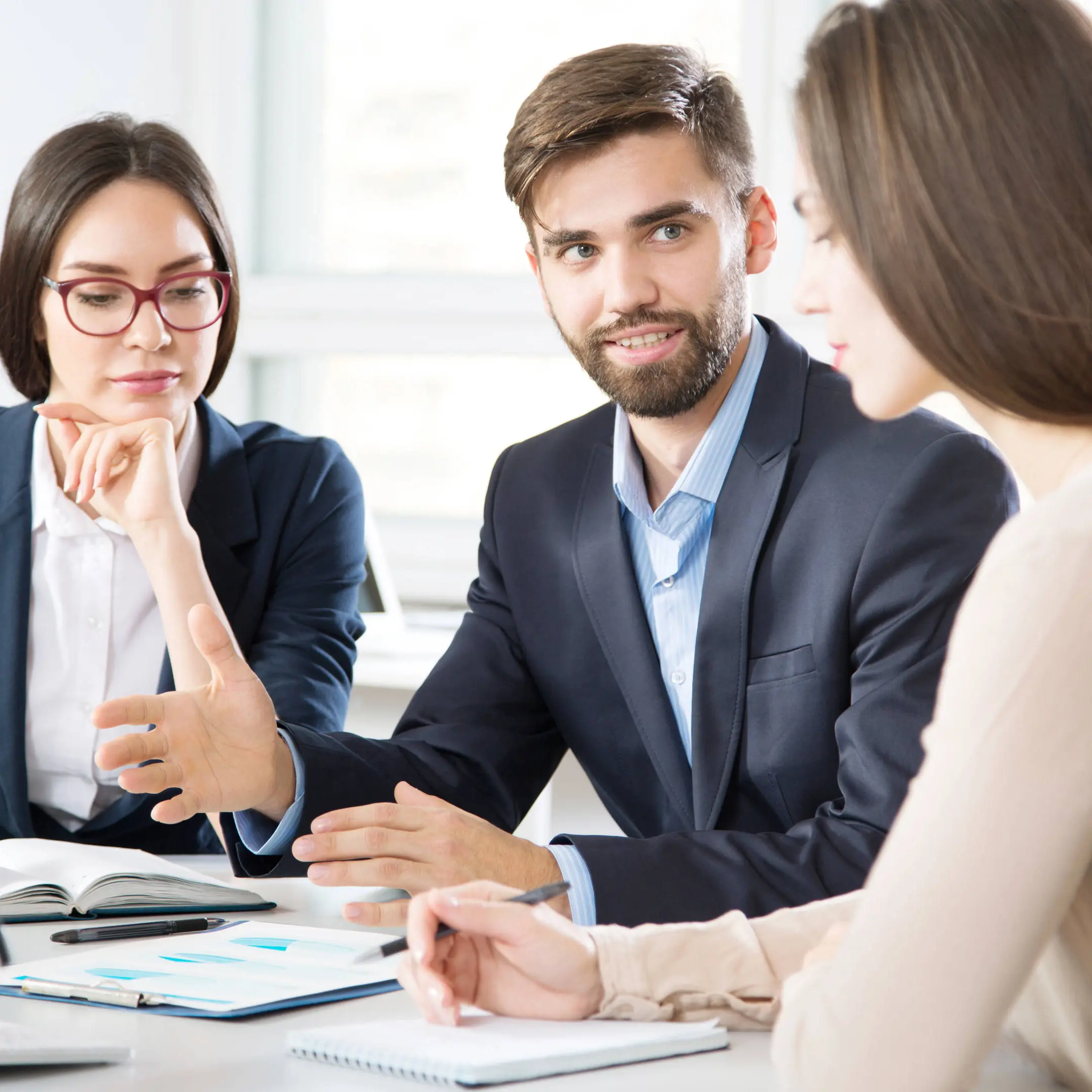 Studenten diskutieren über die Bedeutung von Kompetenzaufbau in Strategie, Finanzen, Recht und Leadership 