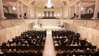 Gäste im grossen Saal des Casino Bern hören der Rede von Prof. Peter Klaus Link zu