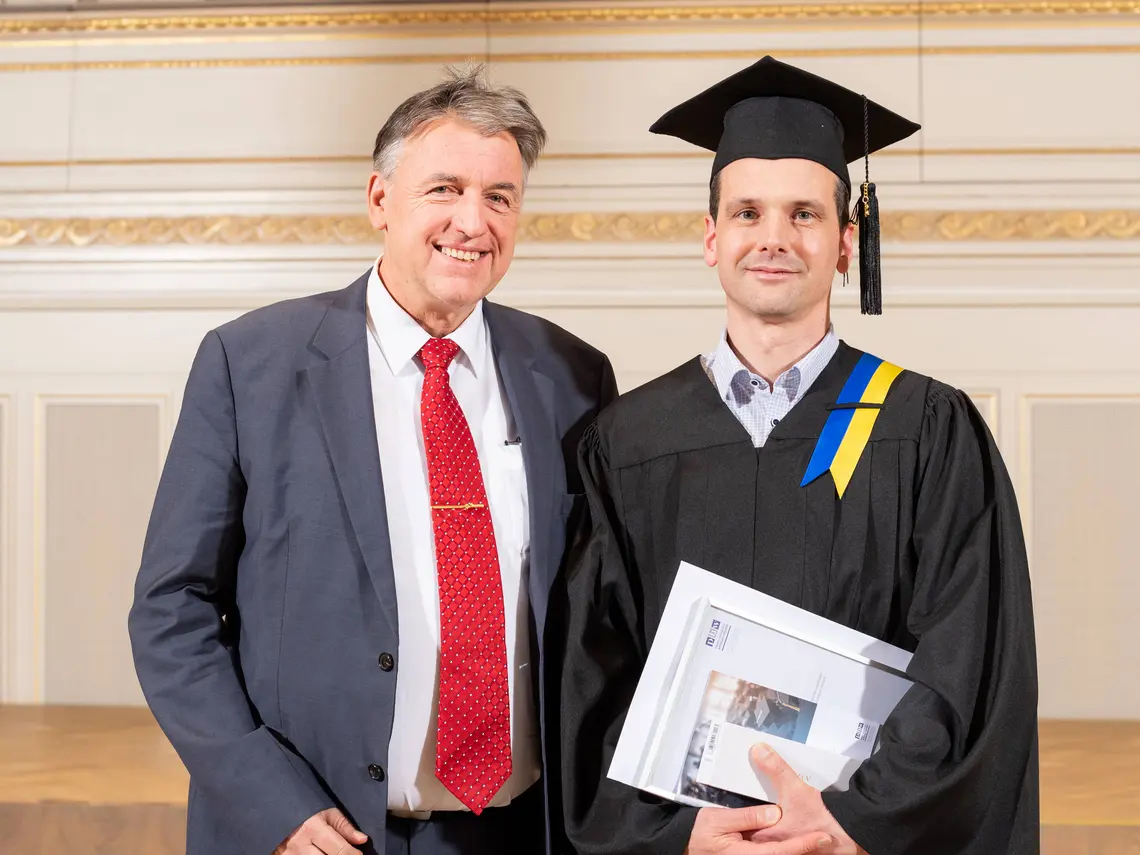 Foto Prämierung durch Swiss Engineering für Bestnote Masterarbeit EMBA mit Schwerpunkt Business Engineering