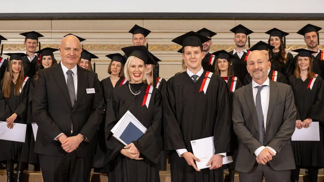 Bestnote Bachelorthesis wurde an zwei Bachelor-Alumni vergeben. Foto von Prämierten inkl. Studienleiter und Direktor