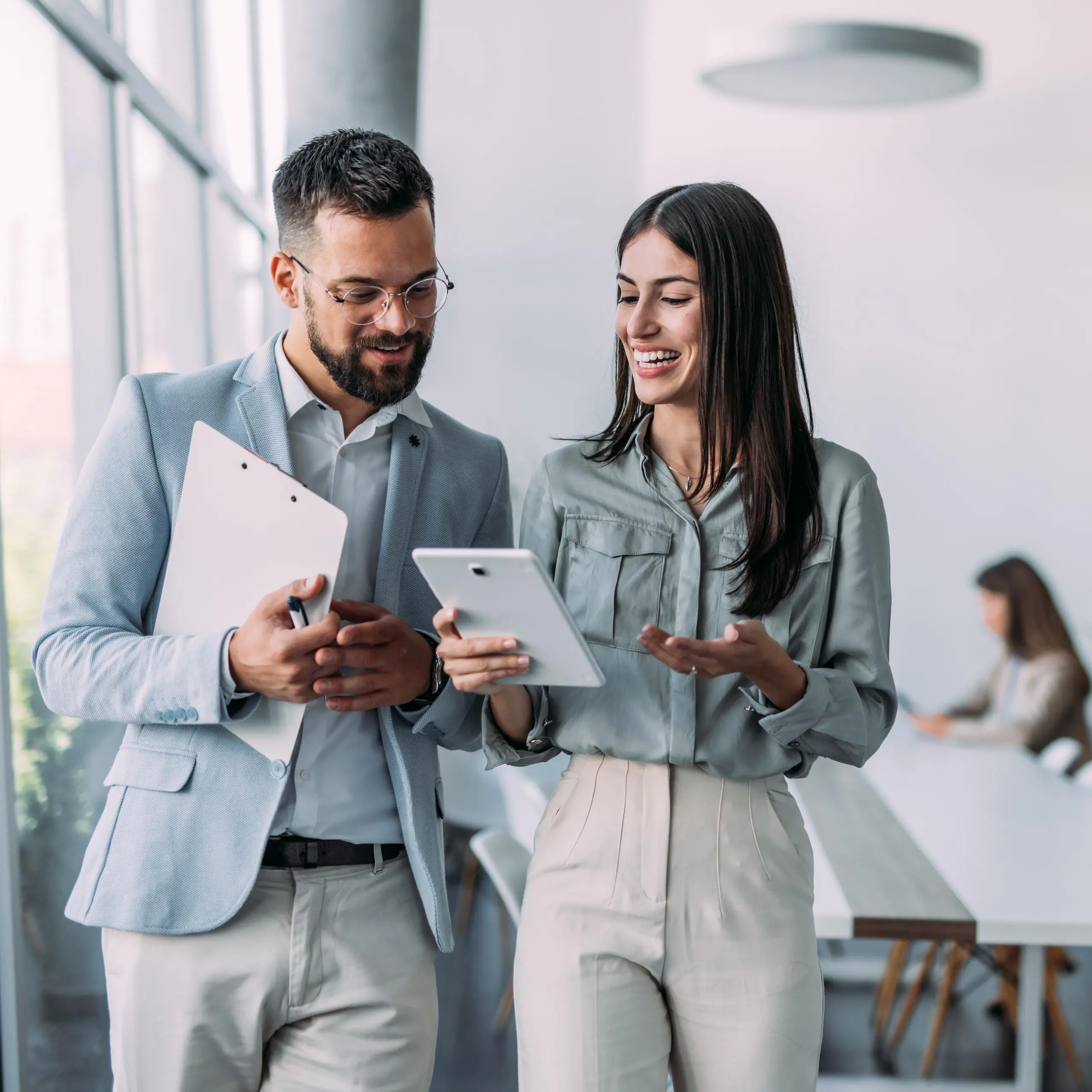 Im CAS Sales Management laufen zwei Personen nebeneinander her und sprechen über strategische und operative Kompetenzen für moderne Vertriebsführung.