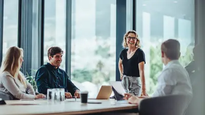 Business Talk. Zwei Frauen und zwei Männer im Gespräch