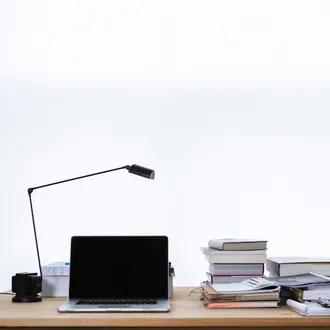 Laptop und Unterlagen auf Schreibtisch