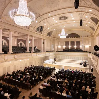 Diplomandinnen und Diplomanden auf der Bühne des Casino Bern bei der Diplomübergabe