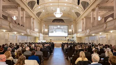 Gäste im grossen Saal des Casino Bern 
