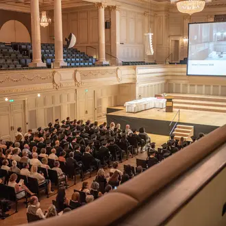 Diplomandinnen und Diplomanden auf der Bühne des Casino Bern bei der Diplomübergabe