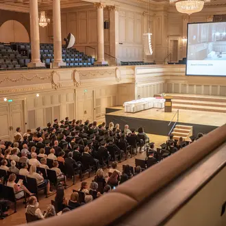 Diplomandinnen und Diplomanden auf der Bühne des Casino Bern bei der Diplomübergabe