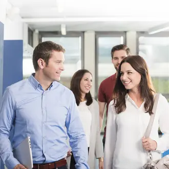 Vier Bachelor of Science in Business Administration Studierende an der PHW in Bern