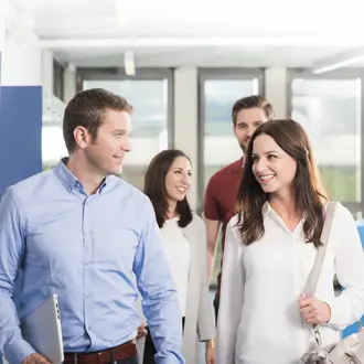 Vier Bachelor of Science in Business Administration Studierende an der PHW in Bern