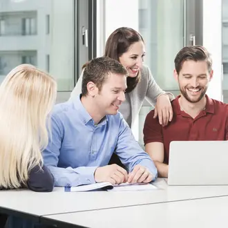 CAS-Studierende nach der Zulassung an der Privaten Hochschule Wirtschaft (FH) Bern