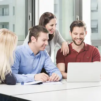 CAS-Studierende nach der Zulassung an der Privaten Hochschule Wirtschaft (FH) Bern