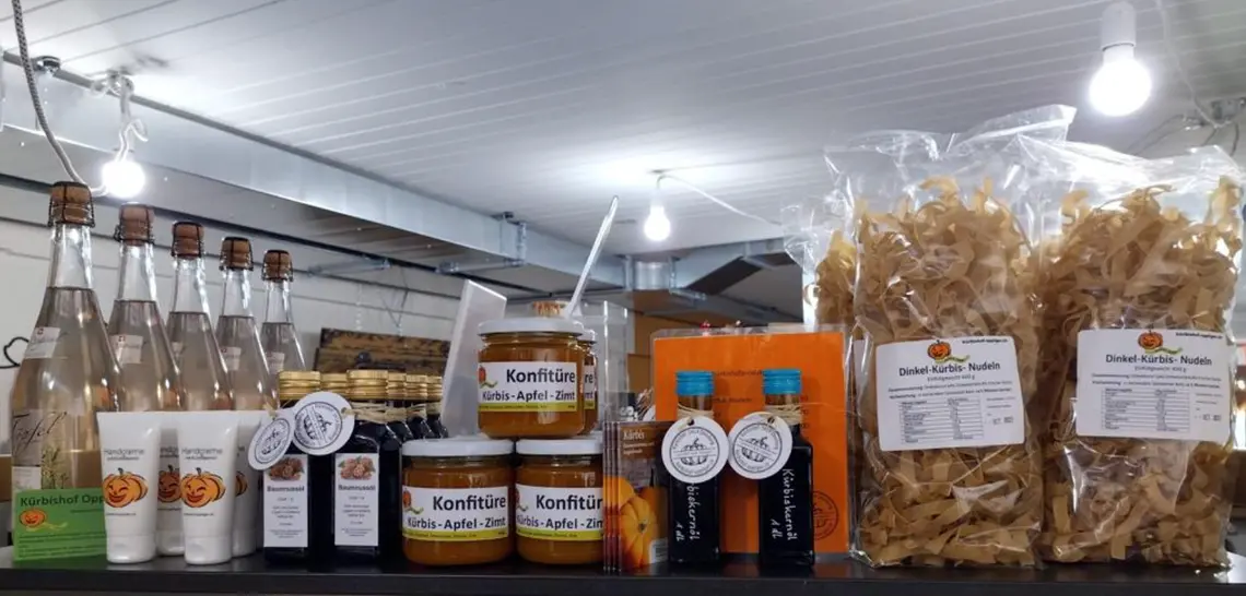 Verschiedene Produkte vom Kürbishof auf einem Tisch ausgestellt