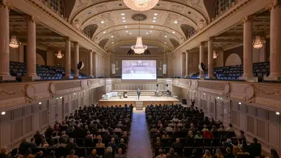 Gäste im grossen Saal des Casino Bern hören der Rede von Lukas Kmoch zu