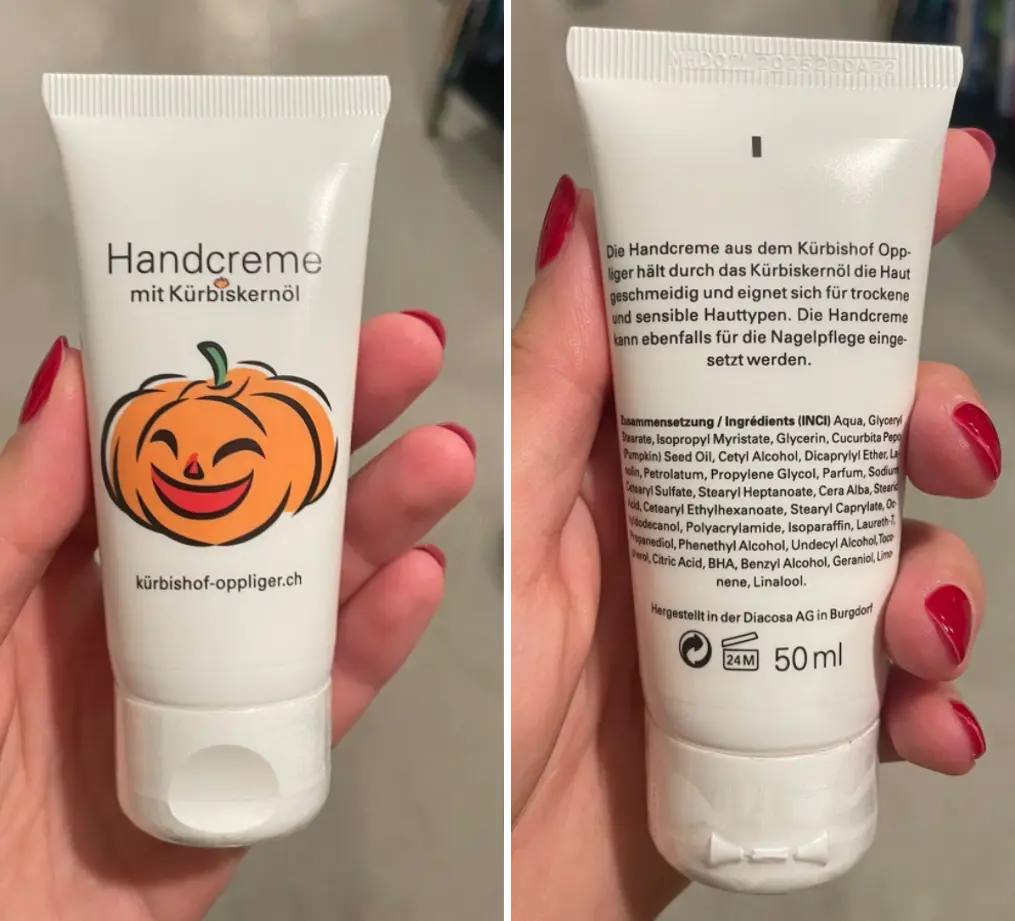 Die Kürbishandcrème in ihrer neuen Verpackung. Eine Tube. Vorder- und Rückseite fotografiert